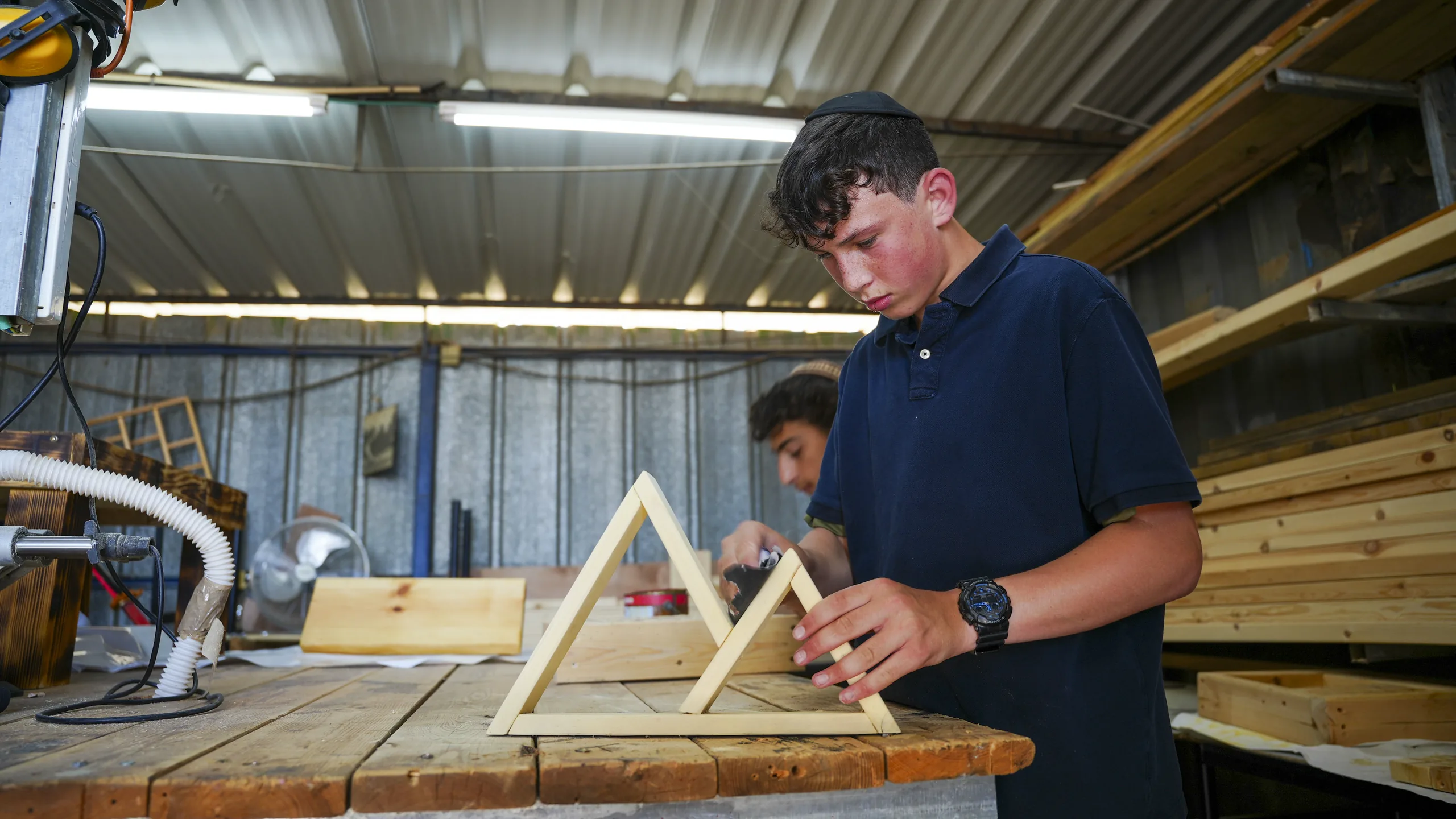 סדנת הנגרות, מבט צד