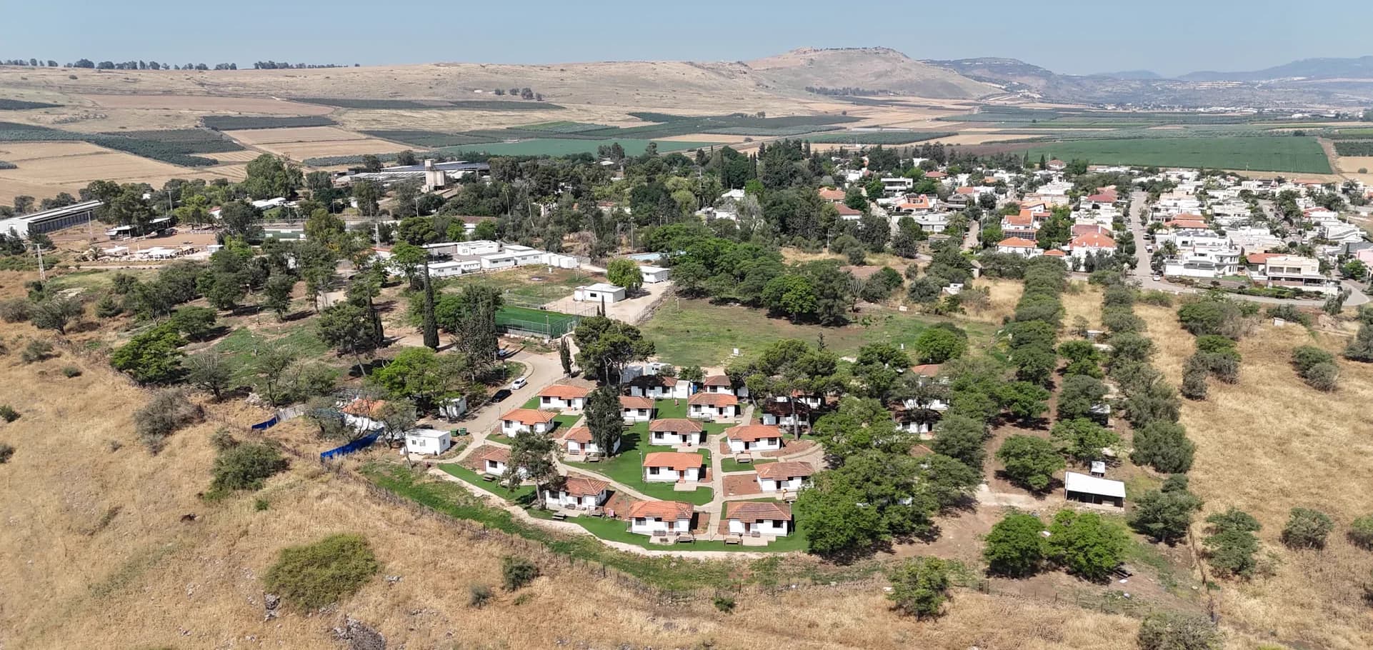 מבט אווירי על קמפוס הישיבה בכפר חיטים
