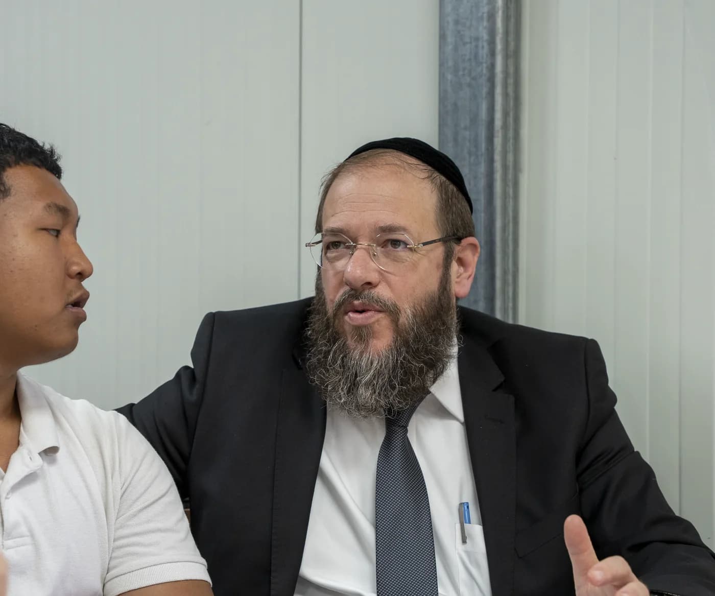 ר״מ בשיחה אישית עם תלמיד