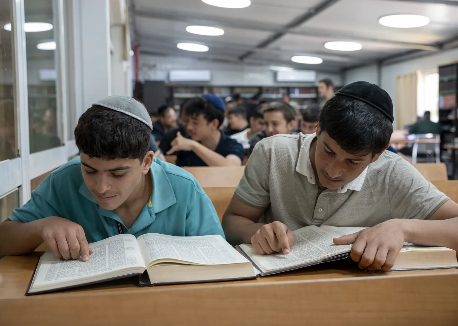 לימוד גמרא בחברותא בבית המדרש
